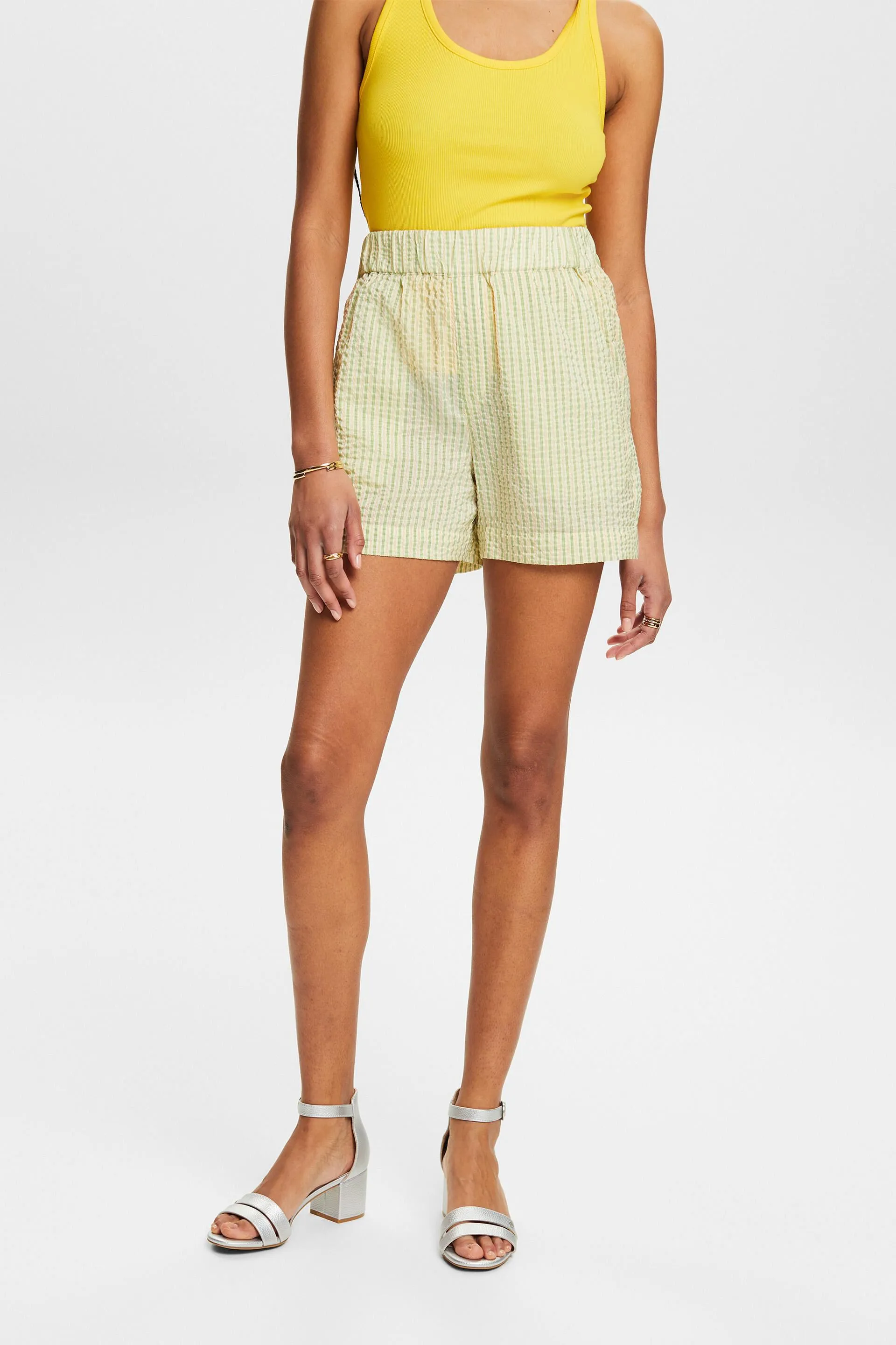 Shorts a righe dall’effetto stropicciato